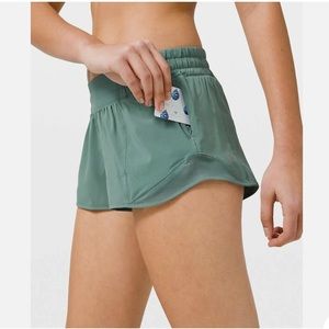 lululemon Hotty Hot 2.5" Short - Tidewater Teal / Juniper